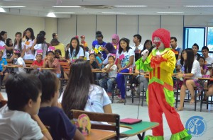 A clown entertains the children during the Children's Hour organized by SAMAHAN Welfare. Photo by Necta Casiple