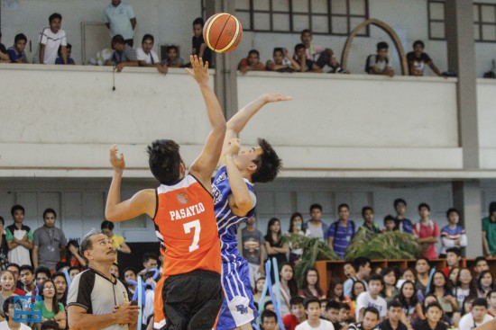 Two players fight for possession of the jumpball. Photo by Mark Louie Balladares