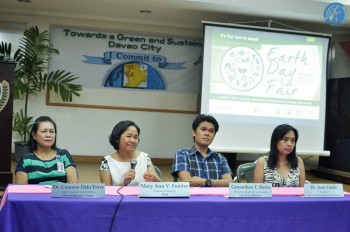Members of the organizing panel answered the queries of the audience in the recently-held Earth Day Fair. Photo by Janine Abejay