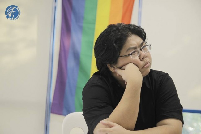 LGBT REPRESENT. Atty. Tamayo of the Rainbow Project leads the talk regarding gender sensitivity and non-discrimination in the work environment. Photo by Alexis Matthew Reyes