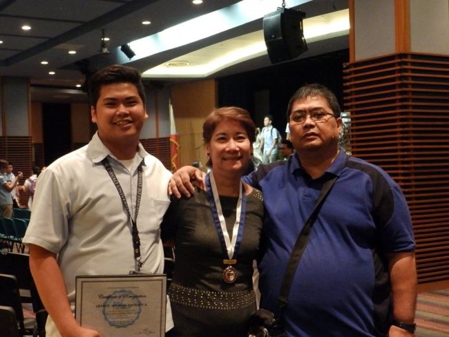 Leyson (Left) with his parents. Photo from Chito Leyson's Facebook account