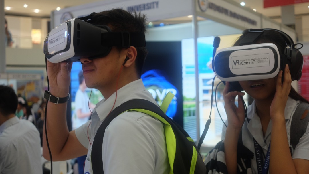 Students touring the campuses of various colleges and universities through virtual reality. Photo by Rebekah Gail Celis
