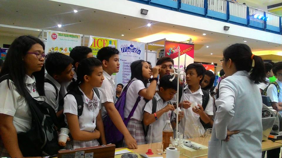 Out of curiosity, students from different schools around the city examine the exhibit's experiment set-ups at the NCCC Mall activity area. (Photo from the official Facebook page of Department of Science and Technology Region XI)