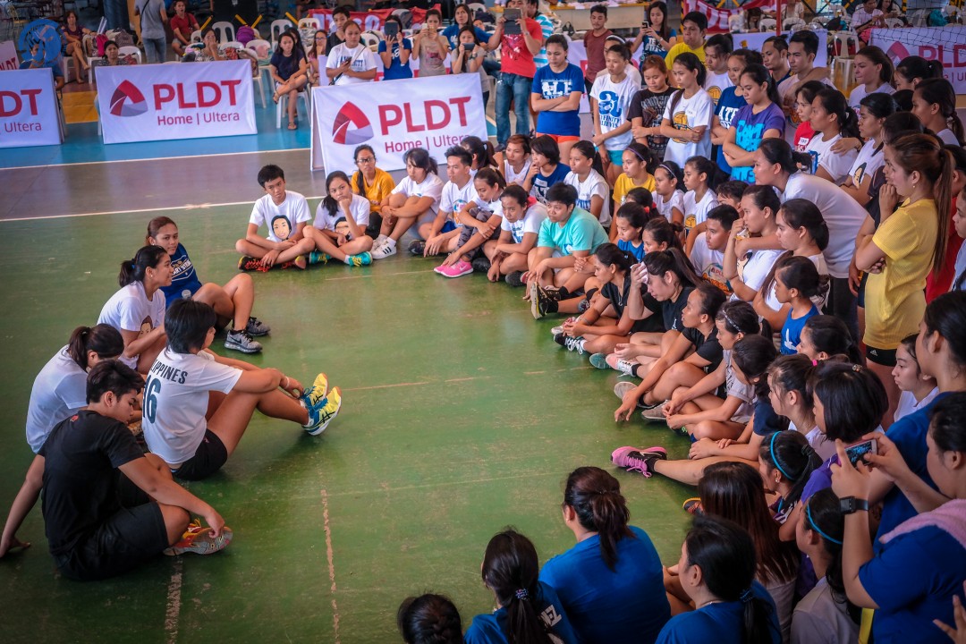 Valdez and her fellow volleyball stars interacting with the participants of the camp. Photo by Alexis Matthew Reyes 