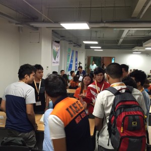 Students from different institutions and organizations interacting during the event. Photo taken from the official Twitter account of SEA Hardhat