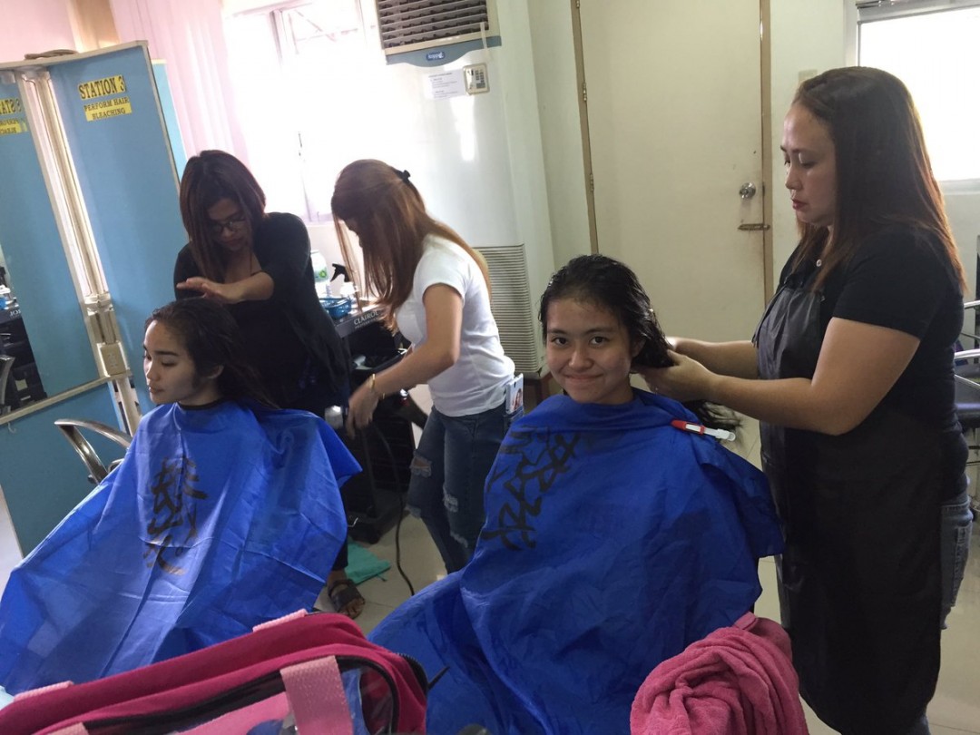 Donators participating in the donation drive by having their cut. Photo taken from @JSWAP_ADDU