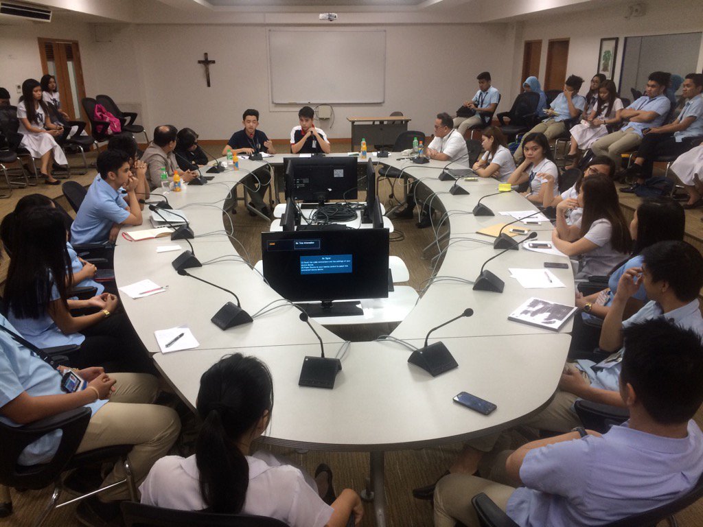 Students and teachers reacting to the current state of the war on drugs during the forum. Photo taken from the Twitter account of Lunar Fayloga