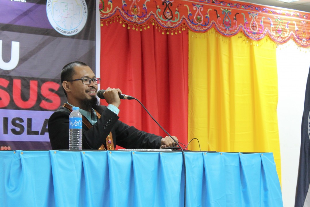 Sheikh Nasser Datumanong, one of the speakers, during the forum. Photo by Allyster Berthe Astronomo